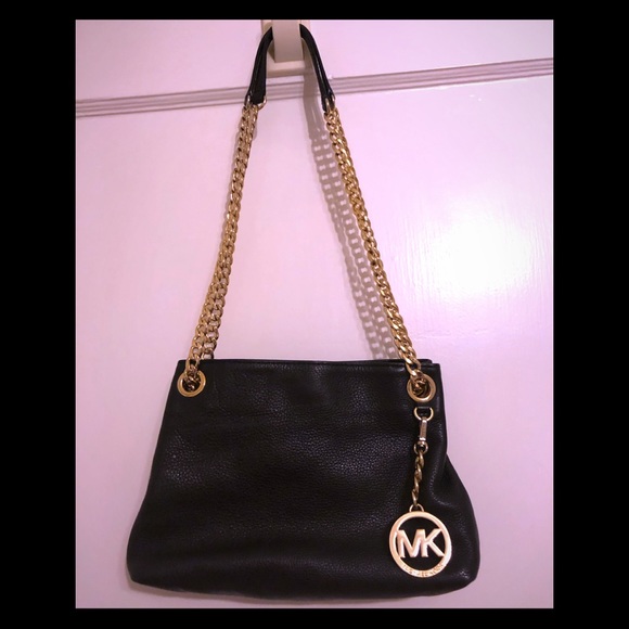 Michael Kors Handbags - Michael Kors | Leather Shoulder Bag w. Gold chain